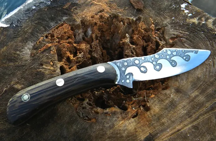 Etching tools are used for customizing the knife.