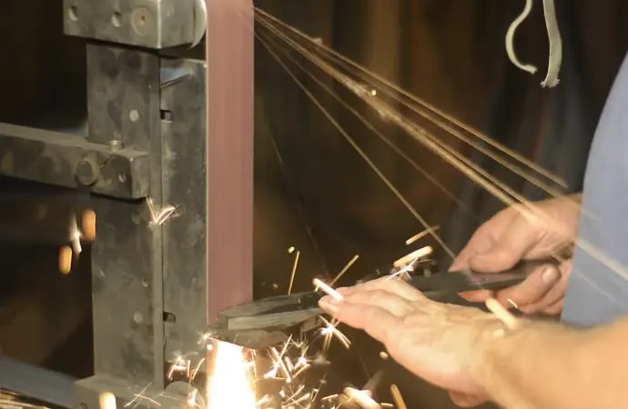 The belt speed is an essential feature of a belt grinder.